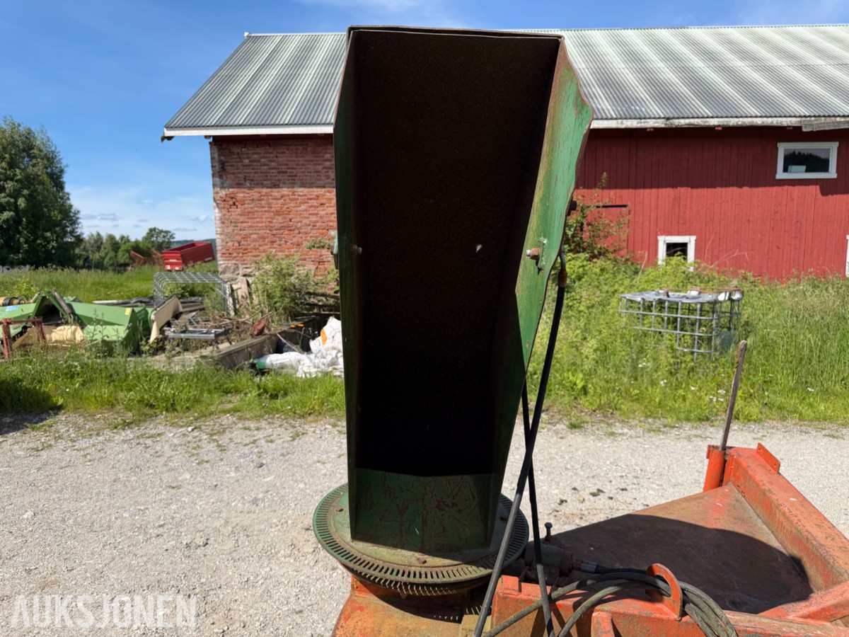 Orkel snøfres til traktor