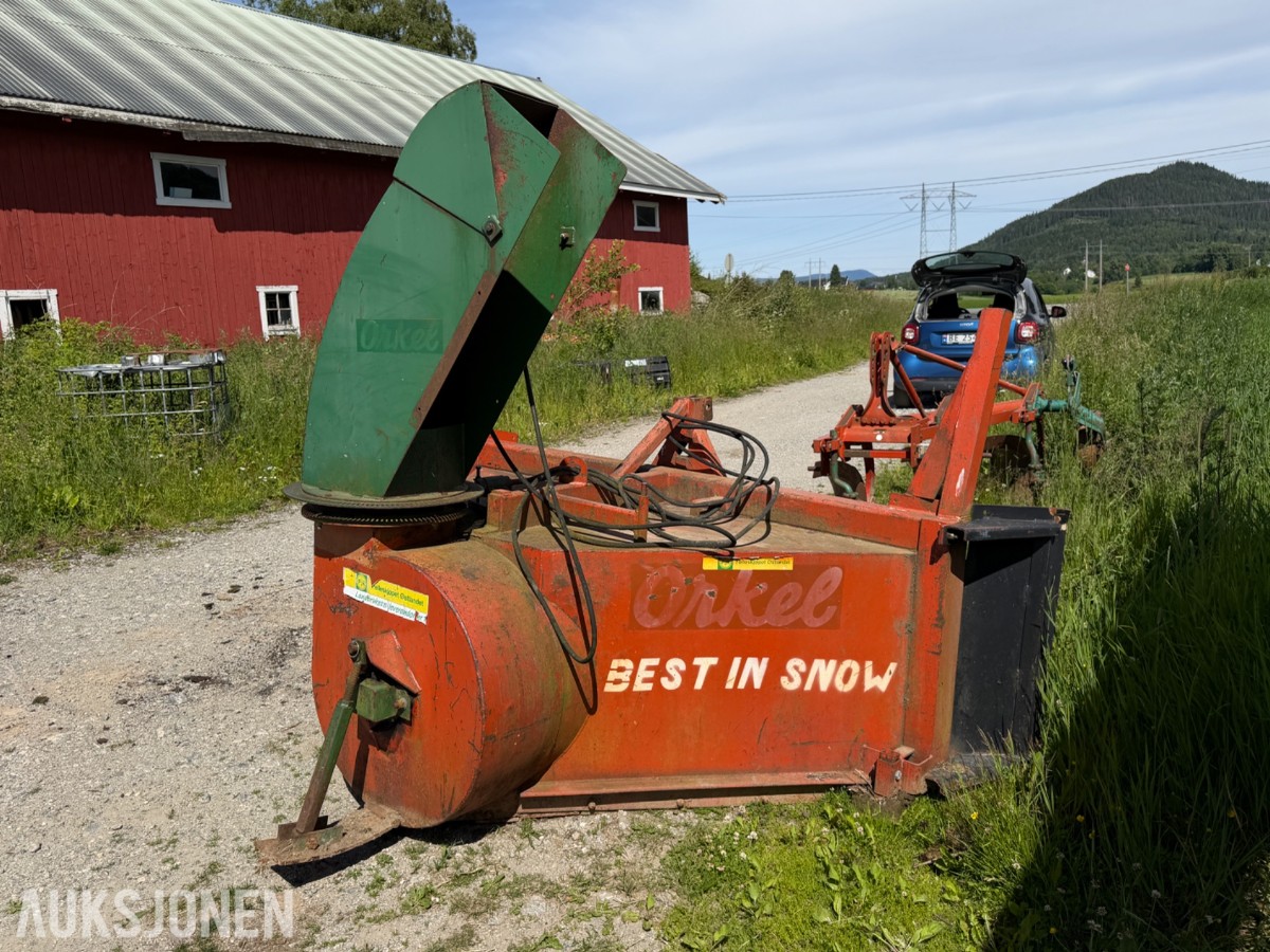 Orkel snøfres til traktor