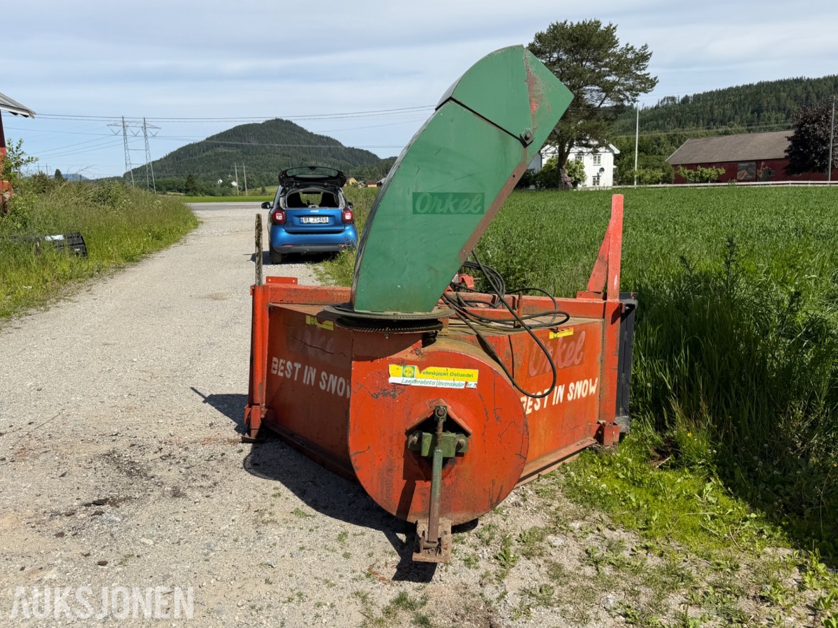 Orkel snøfres til traktor