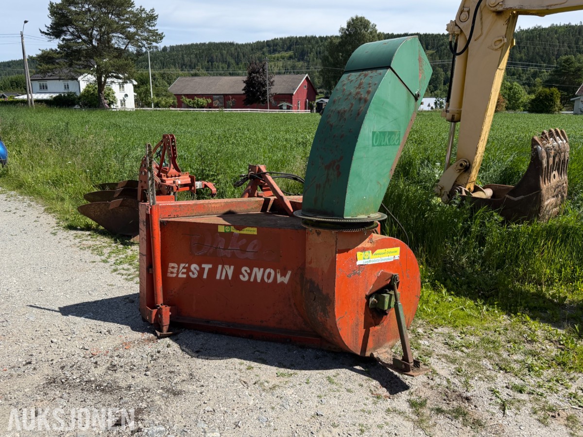 Orkel snøfres til traktor