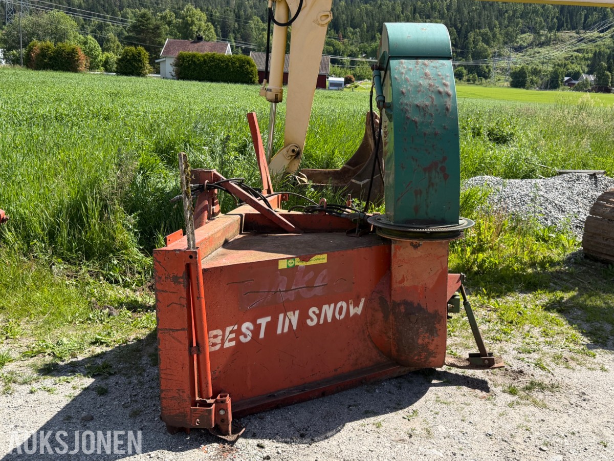 Orkel snøfres til traktor