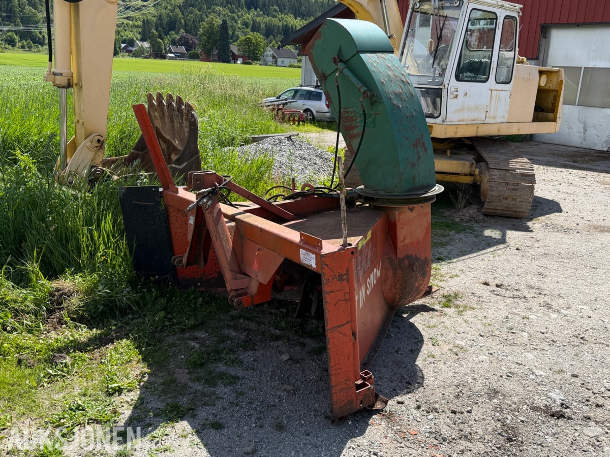 Orkel snøfres til traktor