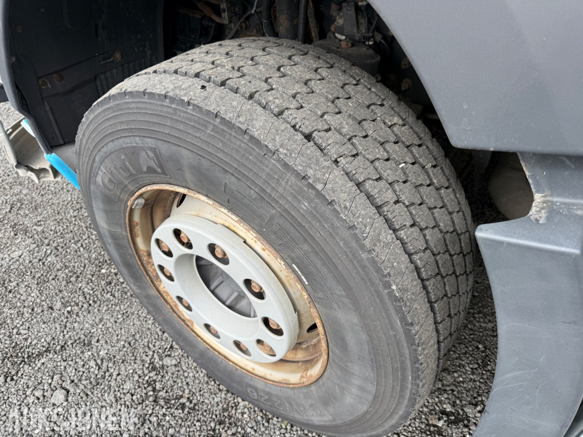 2018 Volvo FM 330 skapbil med sideåpning og lift