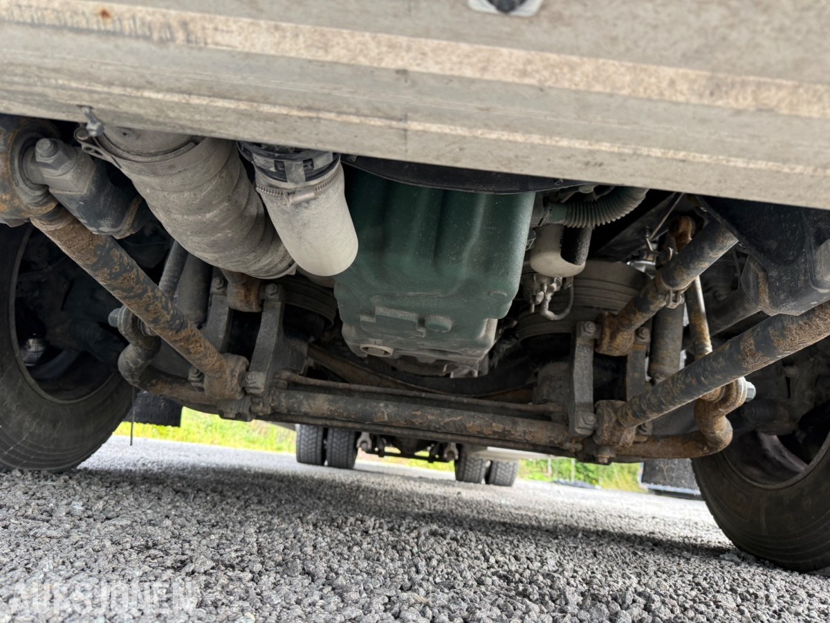 2018 Volvo FM 330 skapbil med sideåpning og lift