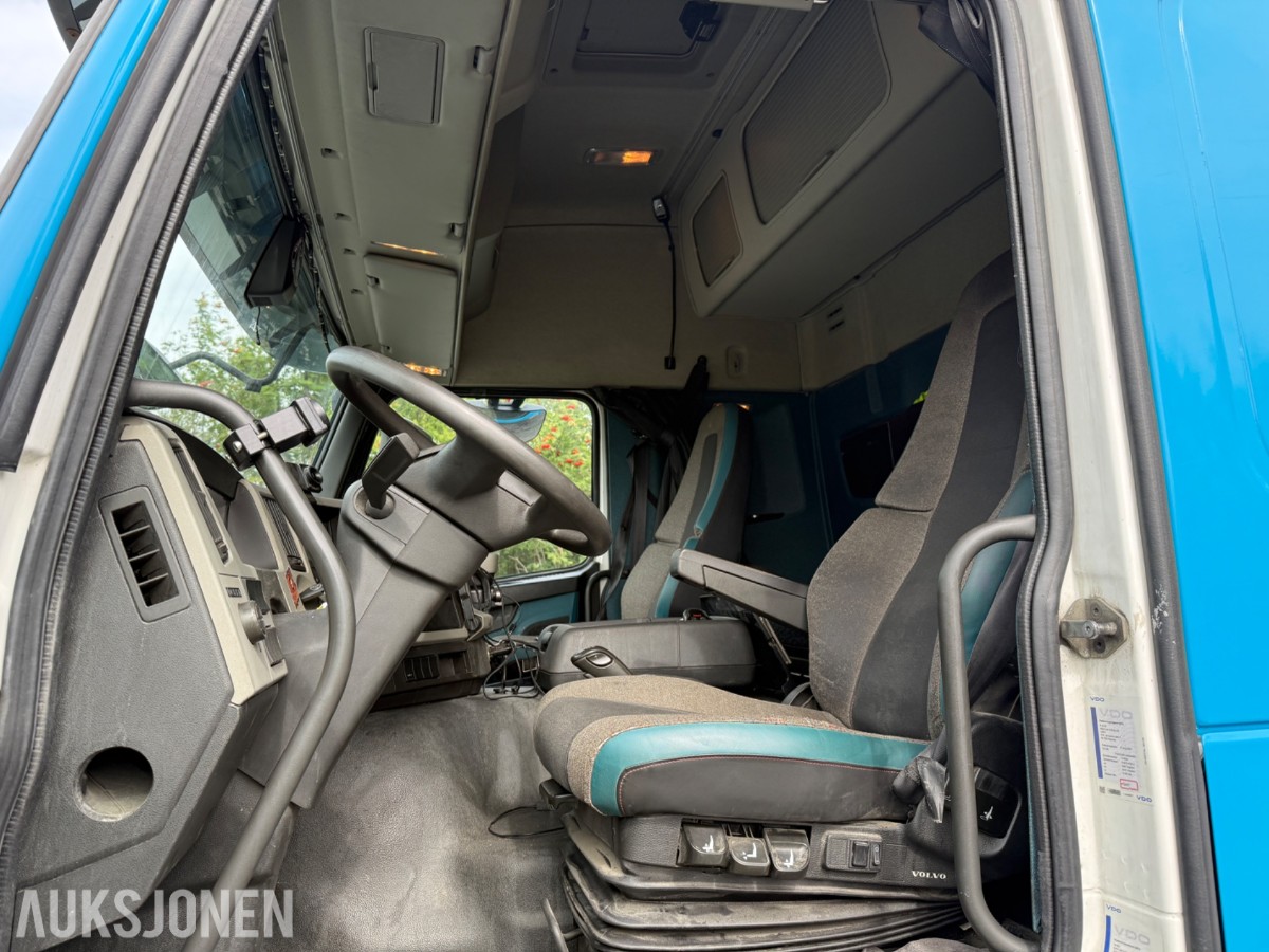 2018 Volvo FM 330 skapbil med sideåpning og lift