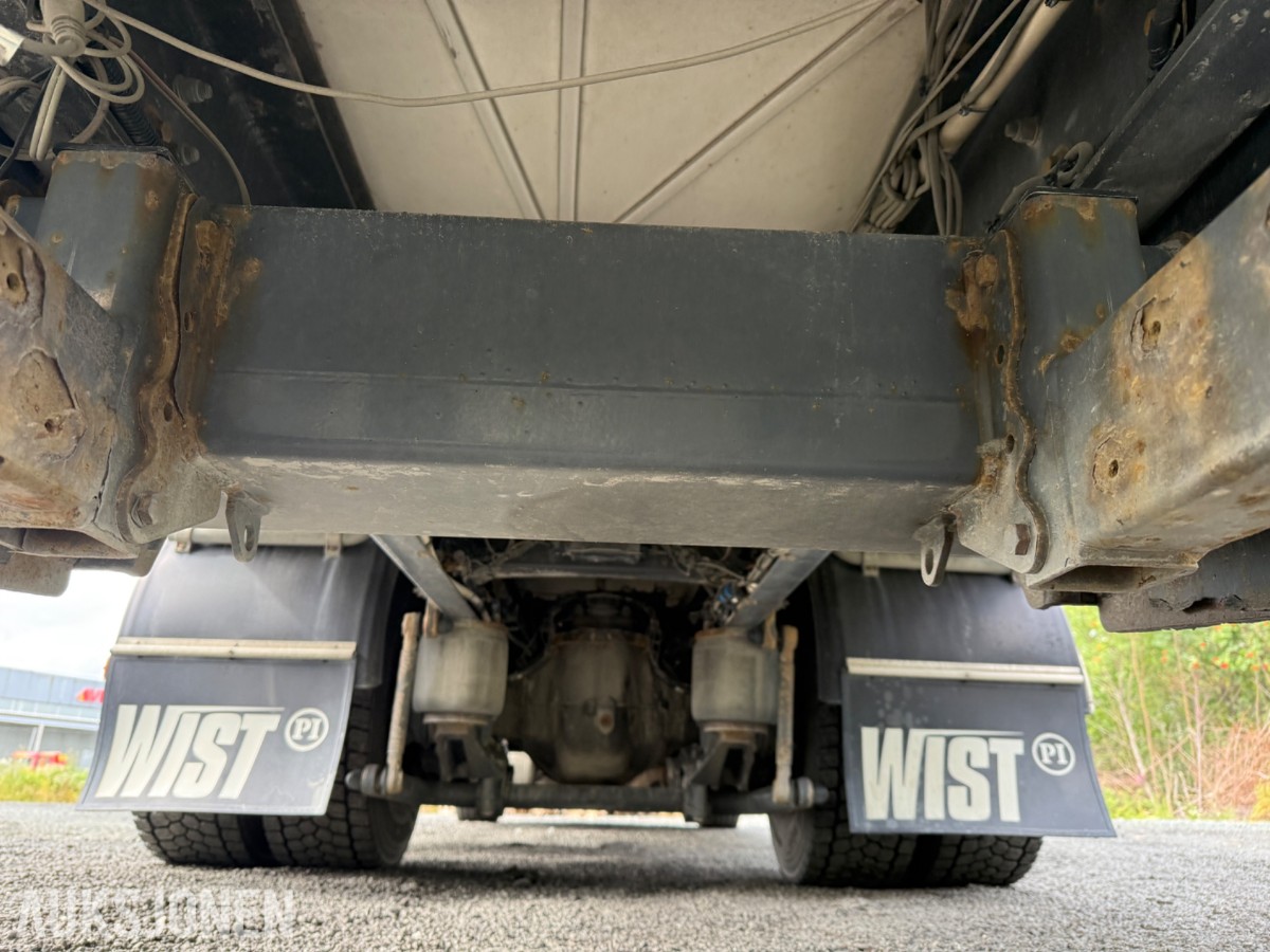 2018 Volvo FM 330 skapbil med sideåpning og lift