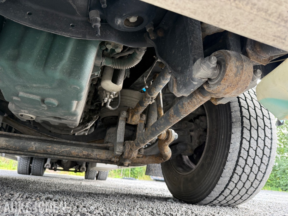 2018 Volvo FM 330 skapbil med sideåpning og lift