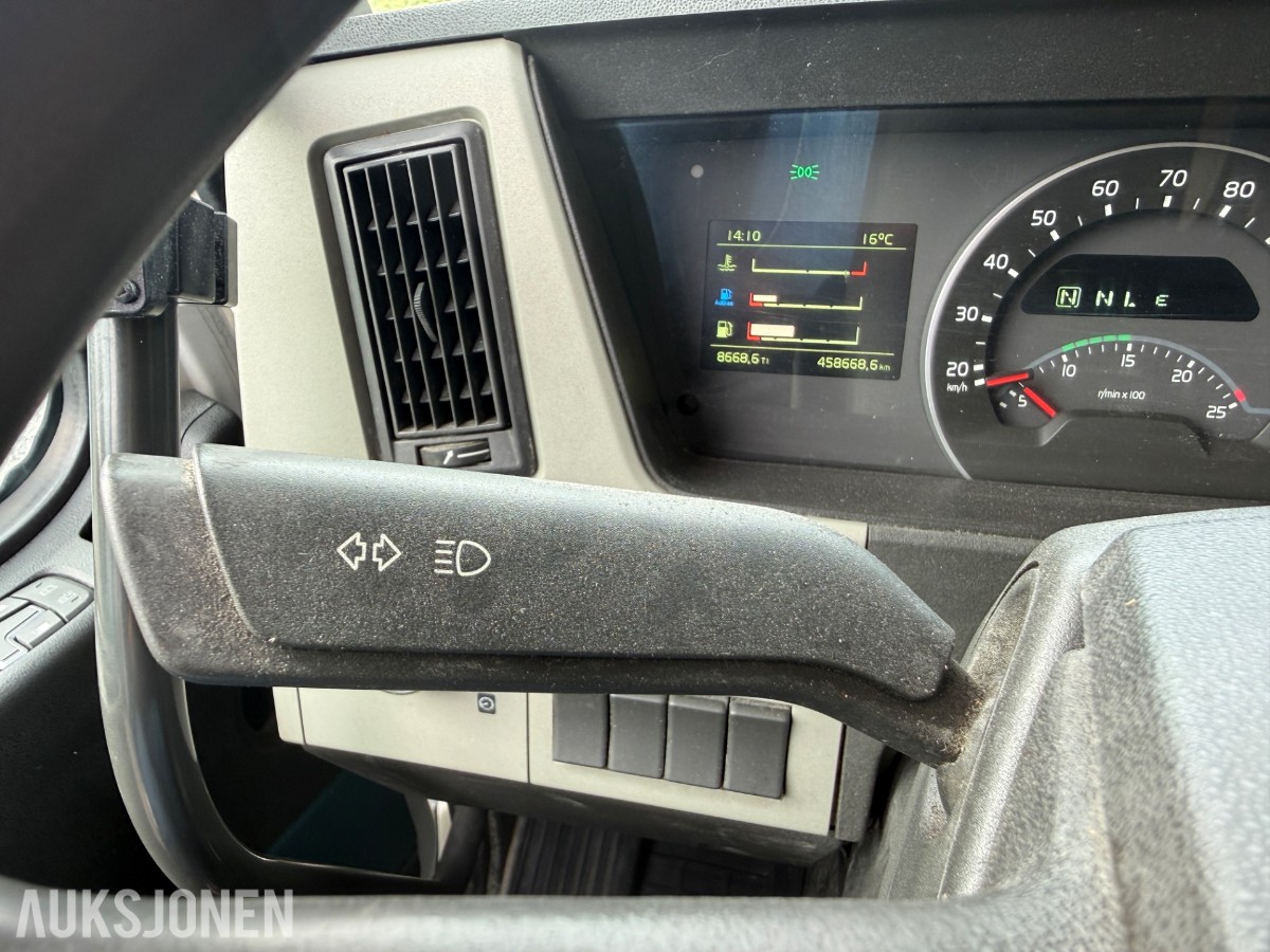 2018 Volvo FM 330 skapbil med sideåpning og lift