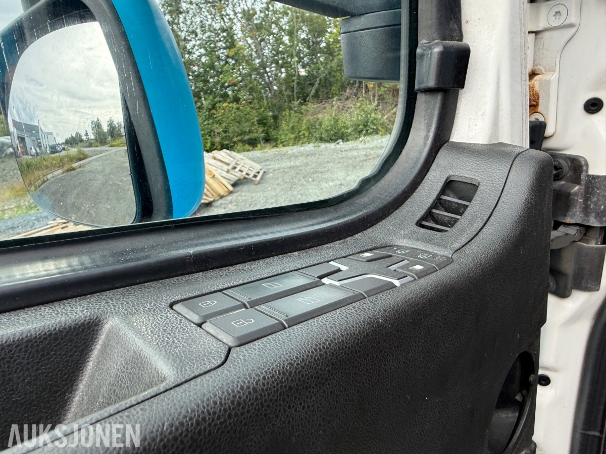 2018 Volvo FM 330 skapbil med sideåpning og lift