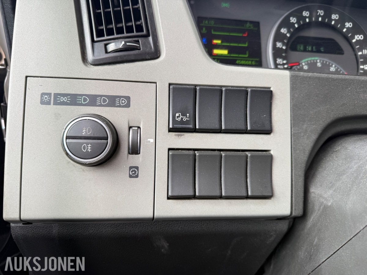 2018 Volvo FM 330 skapbil med sideåpning og lift
