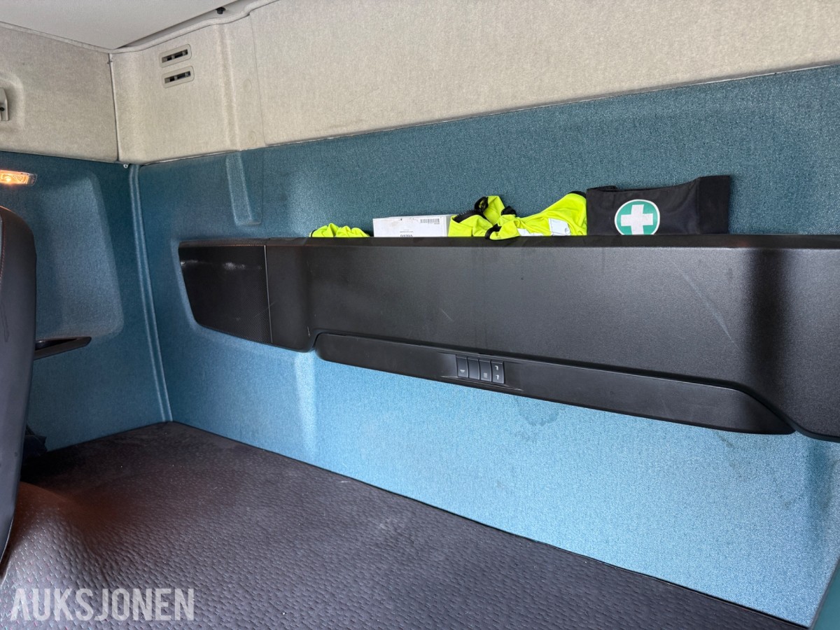 2018 Volvo FM 330 skapbil med sideåpning og lift