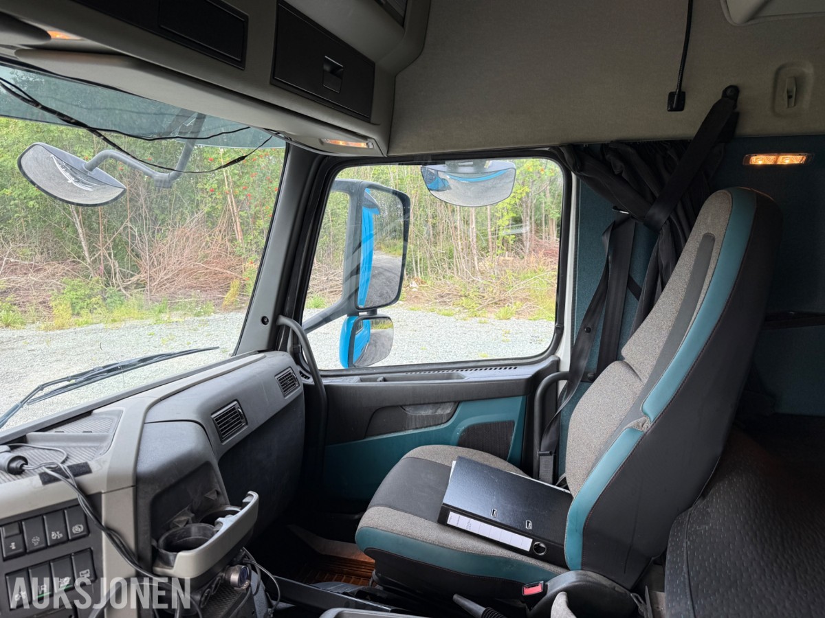 2018 Volvo FM 330 skapbil med sideåpning og lift