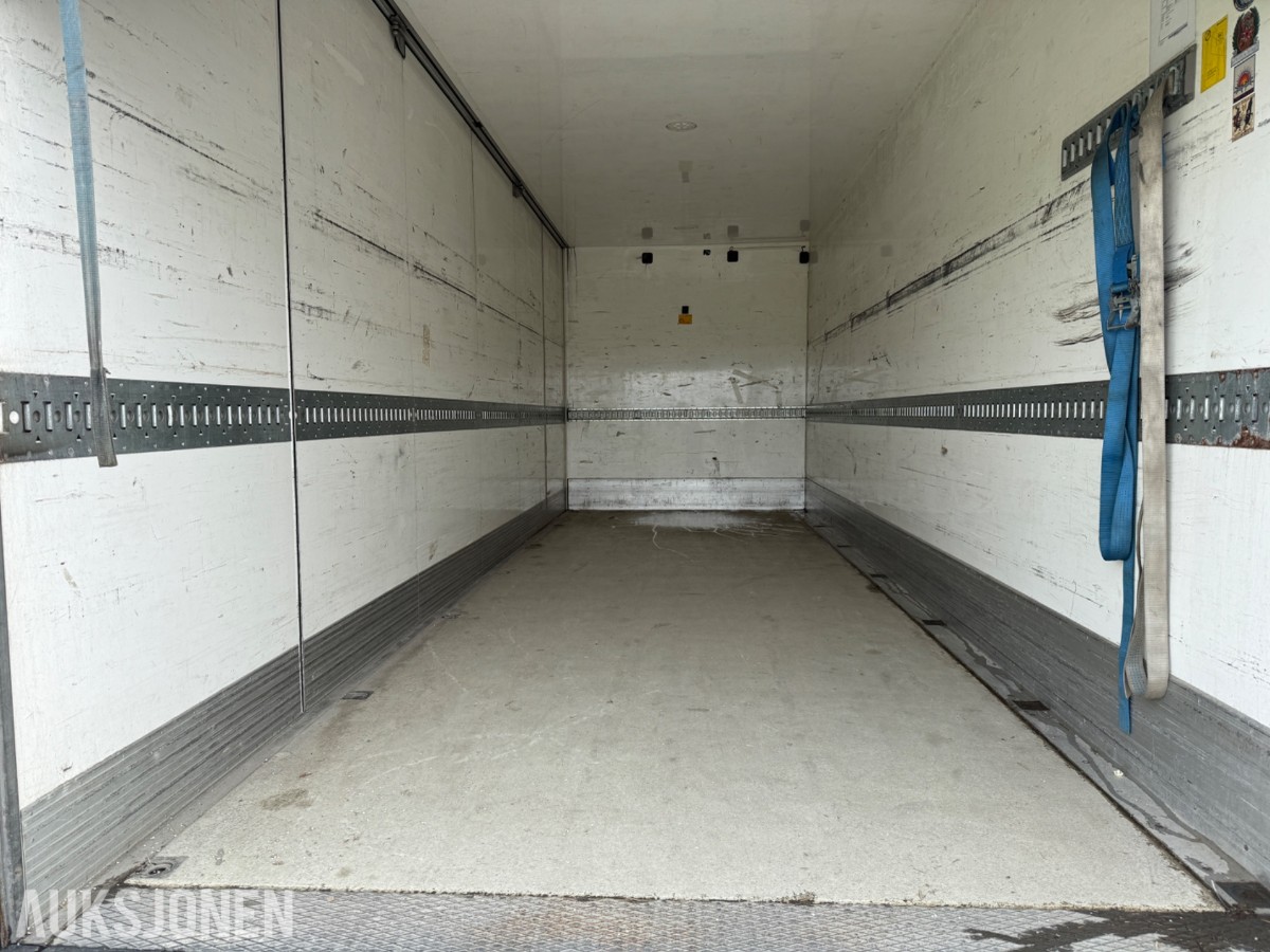 2018 Volvo FM 330 skapbil med sideåpning og lift