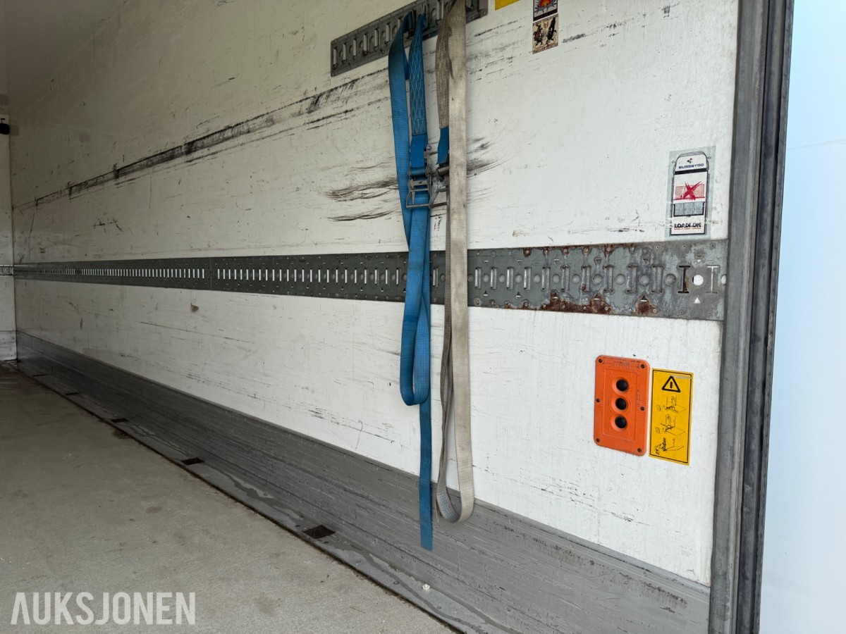 2018 Volvo FM 330 skapbil med sideåpning og lift