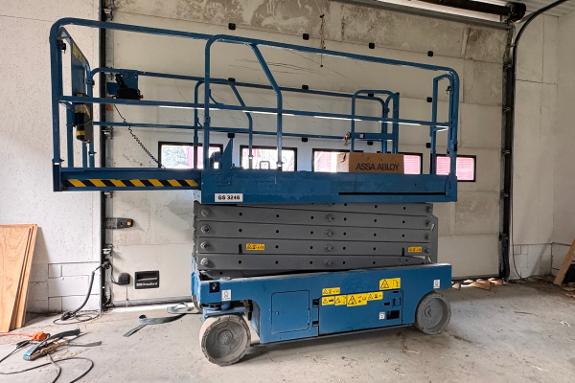 Genie GS 3246 batteridrevet sakselift 11,75 m - Nye batteri og Nye dekk