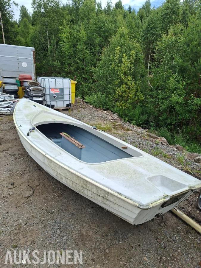 glassfiberjolle med mast, ror og treinnredning