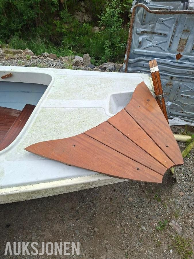 glassfiberjolle med mast, ror og treinnredning