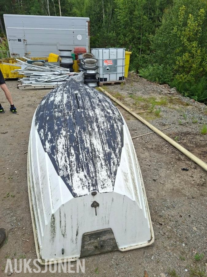 glassfiberjolle med mast, ror og treinnredning