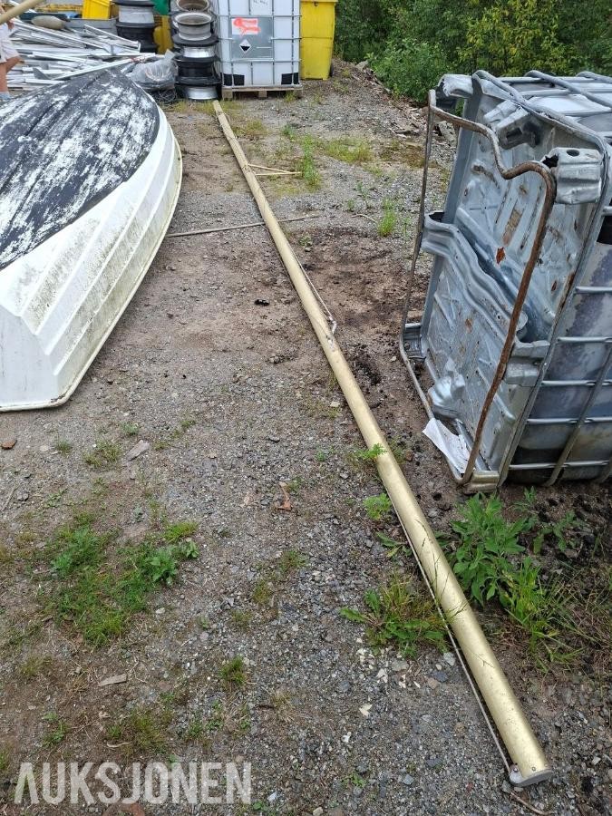 glassfiberjolle med mast, ror og treinnredning