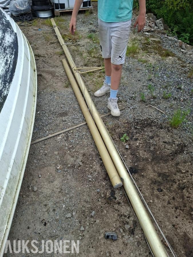 glassfiberjolle med mast, ror og treinnredning