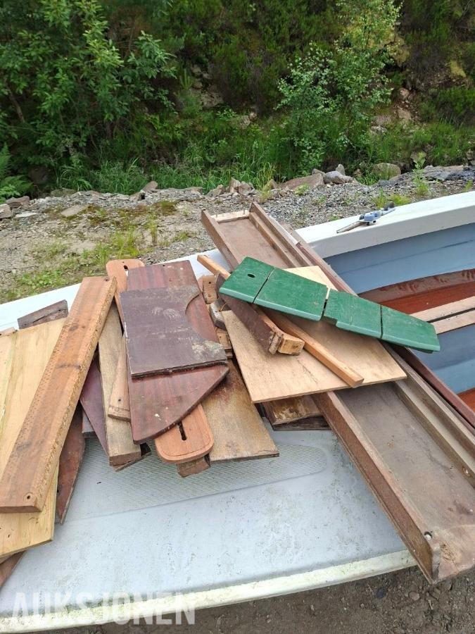 glassfiberjolle med mast, ror og treinnredning