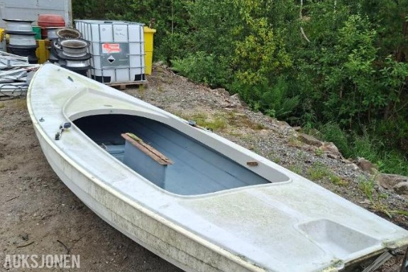 glassfiberjolle med mast, ror og treinnredning