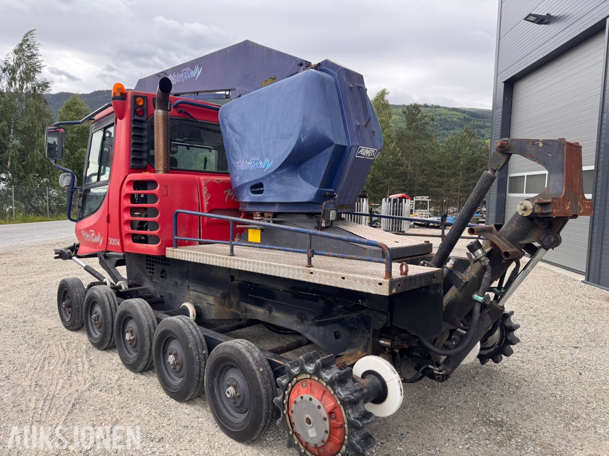 2000 Kässbohrer PistenBully 300W tråkkemaskin med vinsj.