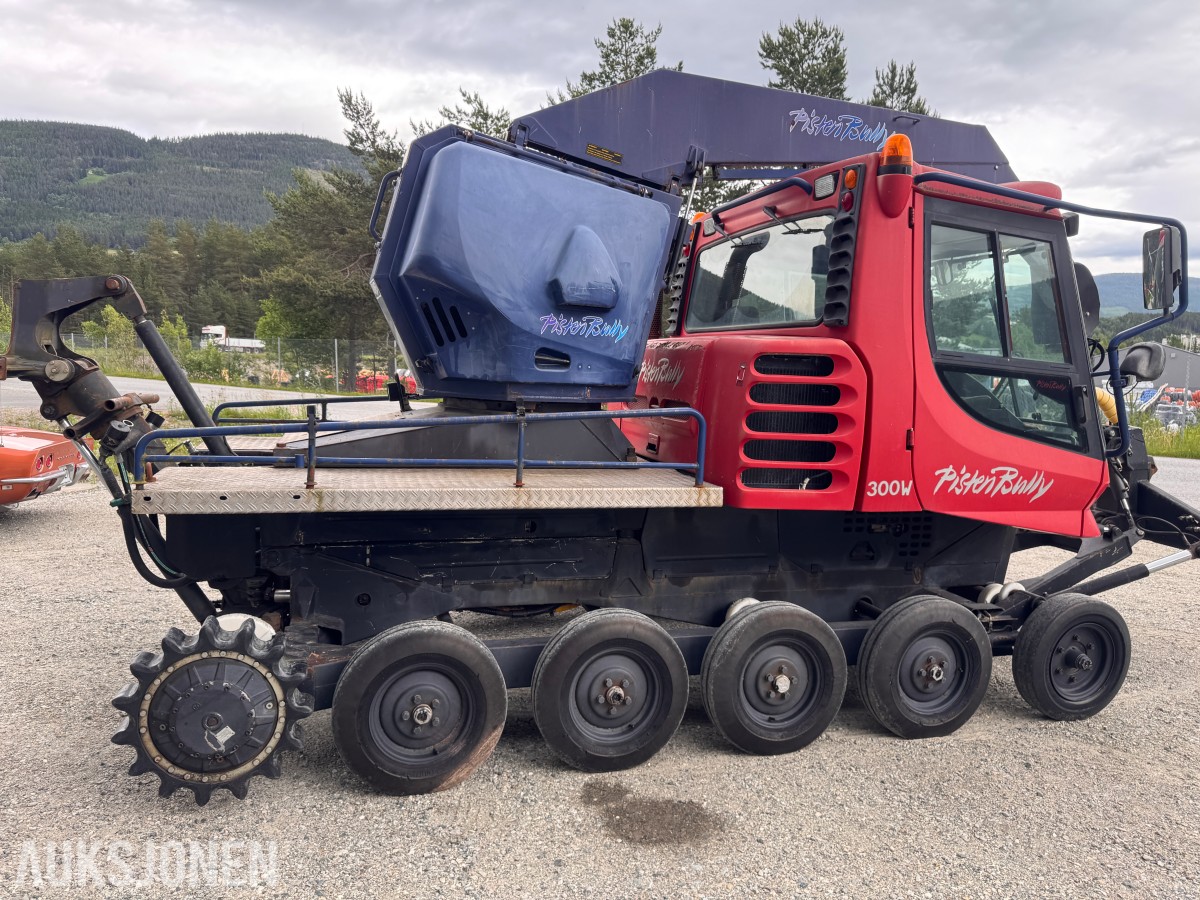 2000 Kässbohrer PistenBully 300W tråkkemaskin med vinsj.