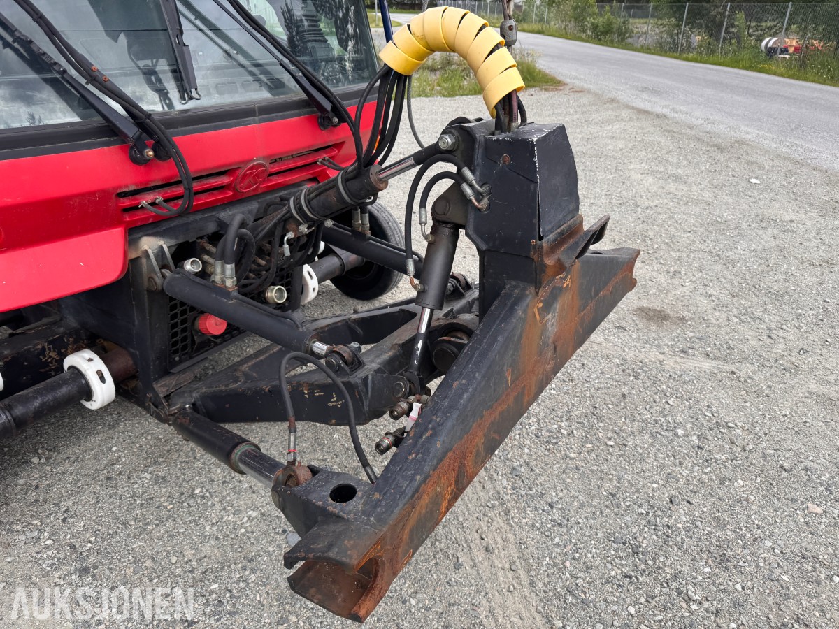 2000 Kässbohrer PistenBully 300W tråkkemaskin med vinsj.