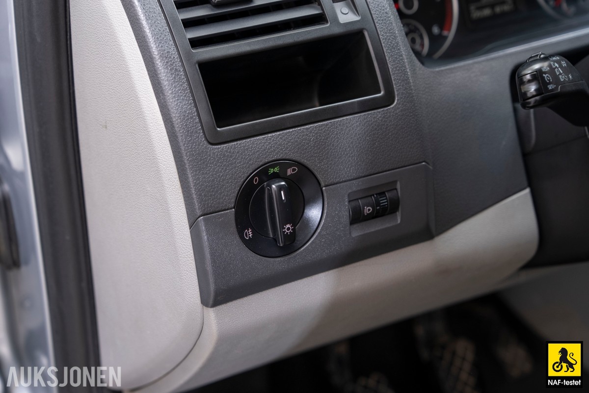 2015 Volkswagen TRANSPORTER 2.0 D 140HK 4MOTION HENGERFESTE VARMER INNREDNING SKYVEDØRER