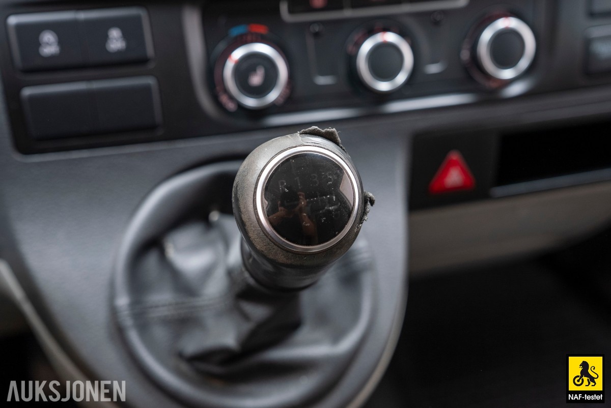 2015 Volkswagen TRANSPORTER 2.0 D 140HK 4MOTION HENGERFESTE VARMER INNREDNING SKYVEDØRER