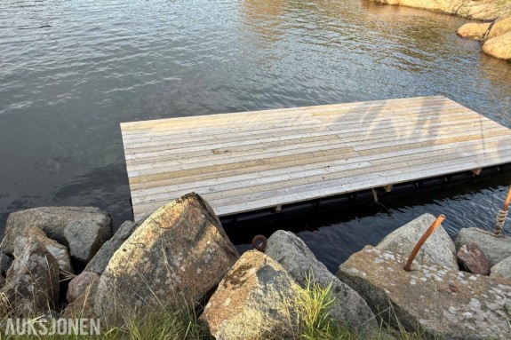 2025 Flåte Låte lagd av pe rør som er sveiset sammen og dekke av impregnert trevirke
