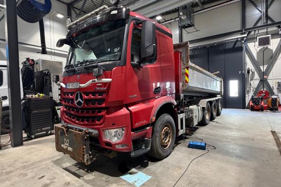 Rep.objekt 2017 Mercedes-Benz Arocs 3251 - 8x4 - Brøyterigget Krokbil med underliggende skjær