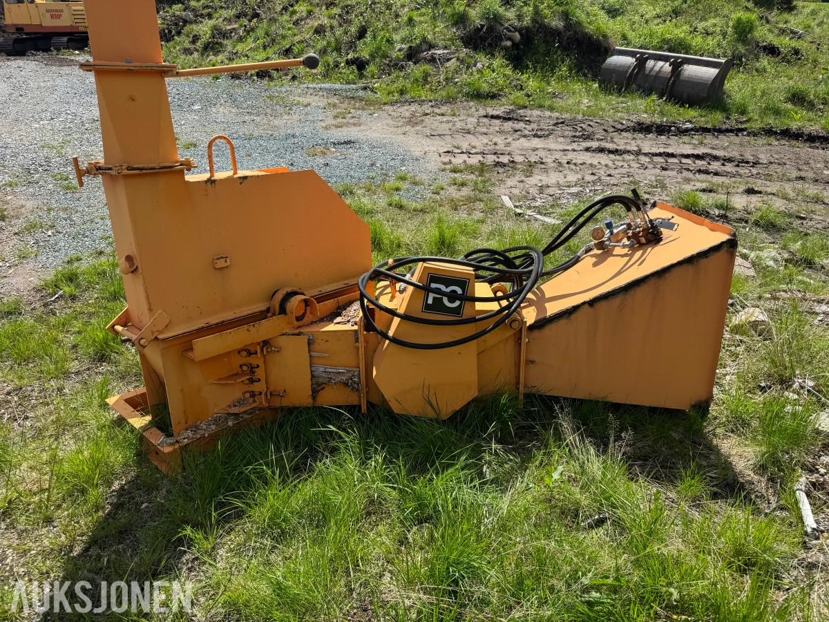 PC traktormontert flishugger / fliskutter med hydraulisk innmating