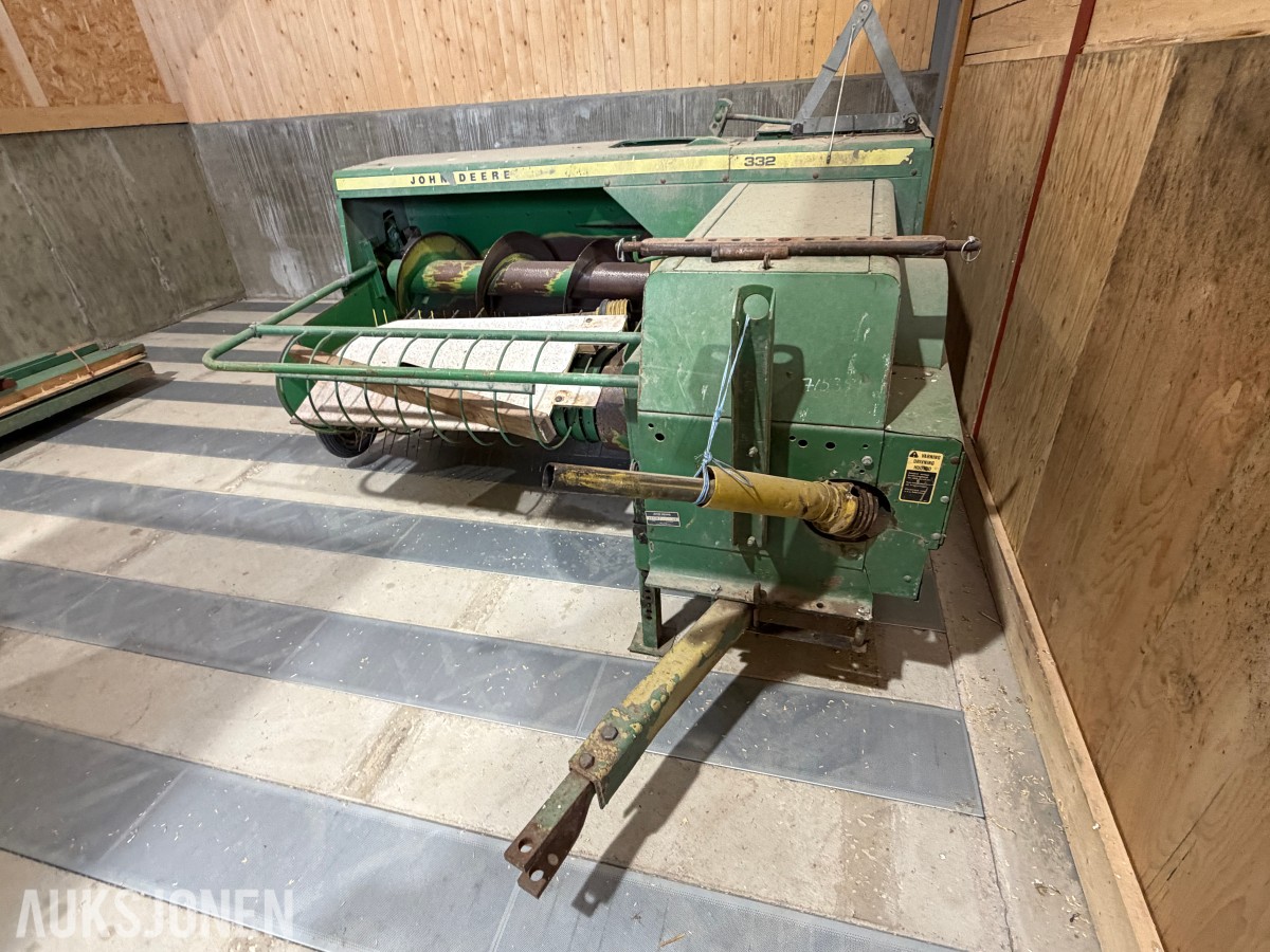 John Deere E0332 Firkantpresse - traktormontert - med pickup