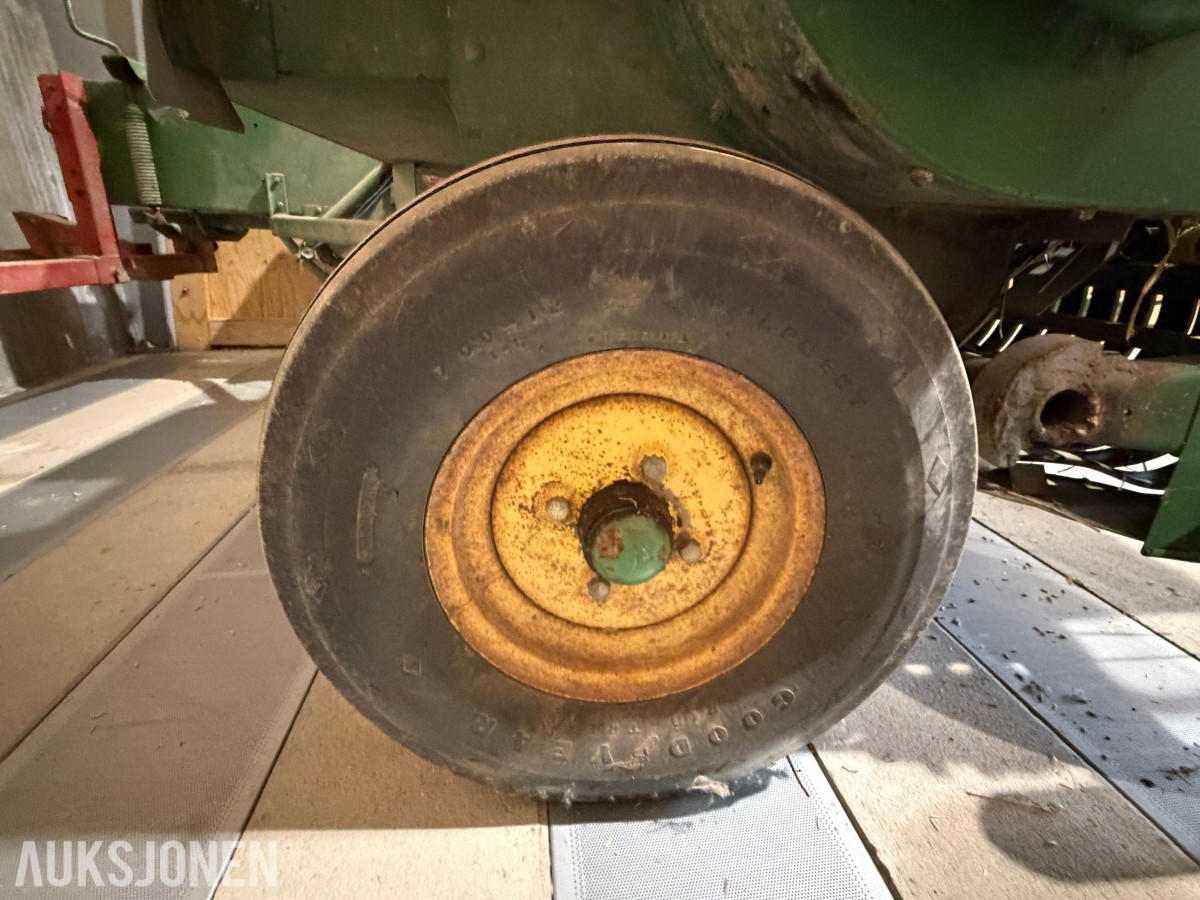 John Deere E0332 Firkantpresse - traktormontert - med pickup