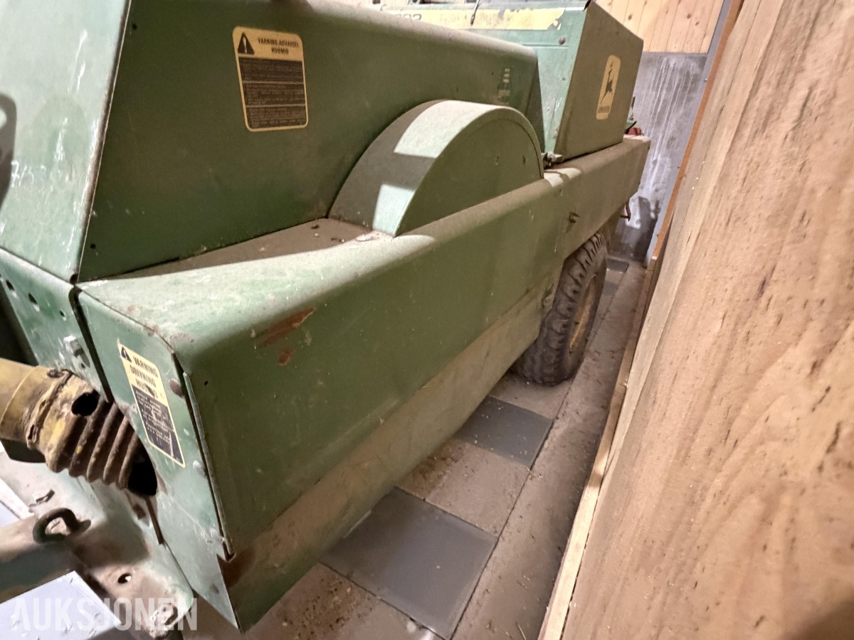 John Deere E0332 Firkantpresse - traktormontert - med pickup