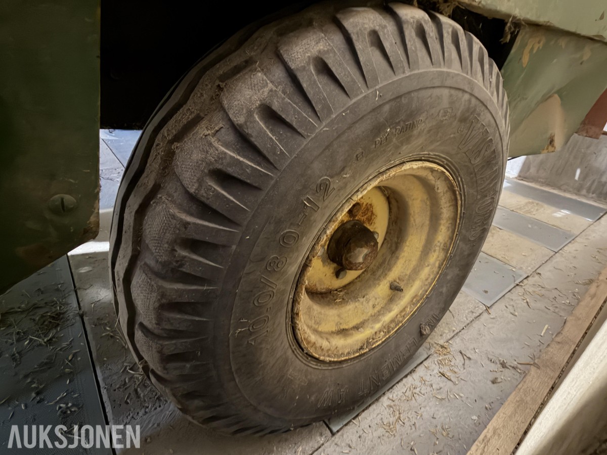 John Deere E0332 Firkantpresse - traktormontert - med pickup