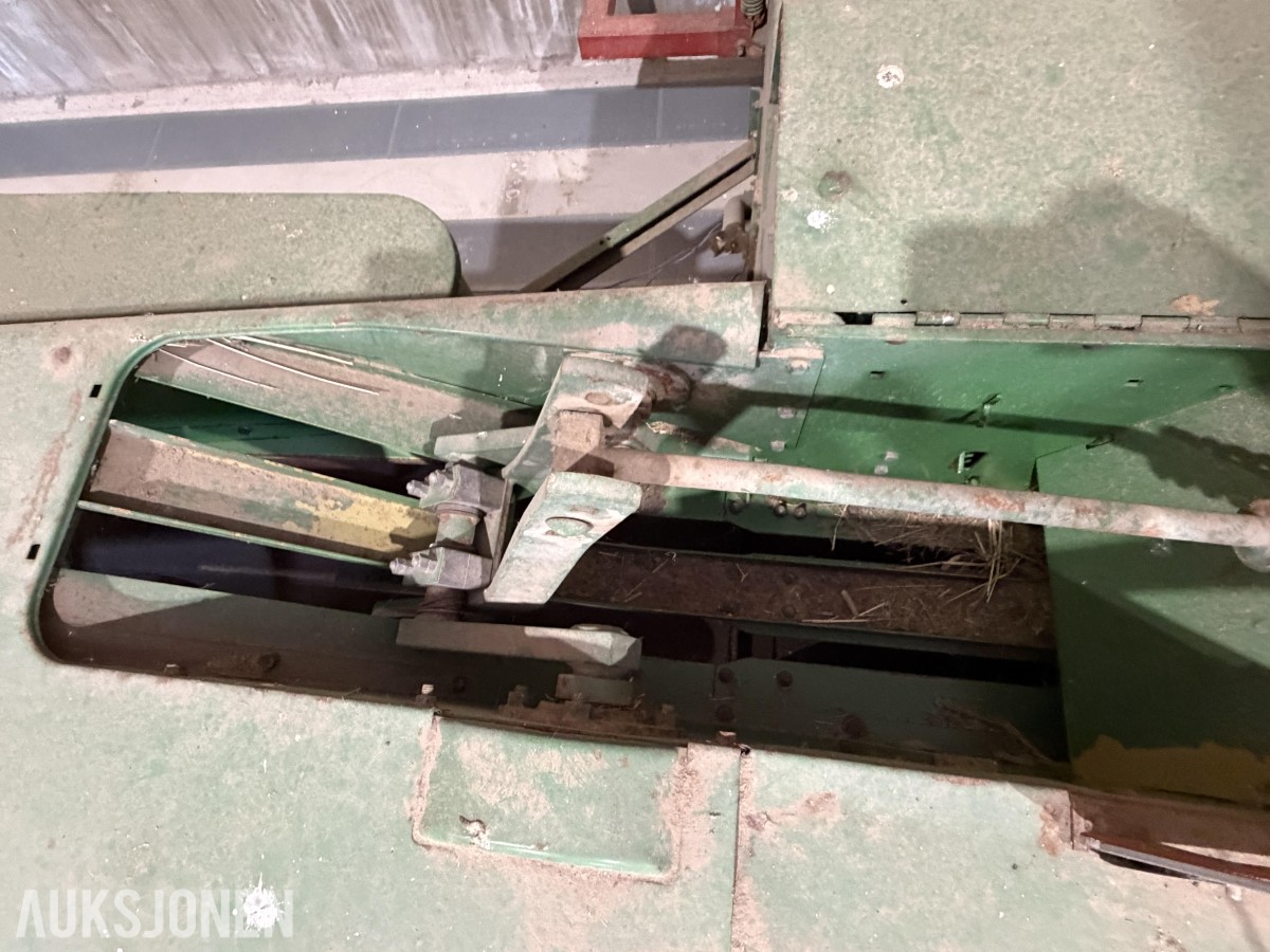John Deere E0332 Firkantpresse - traktormontert - med pickup