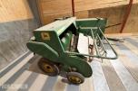 John Deere E0332 Firkantpresse - traktormontert - med pickup