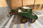 John Deere E0332 Firkantpresse - traktormontert - med pickup