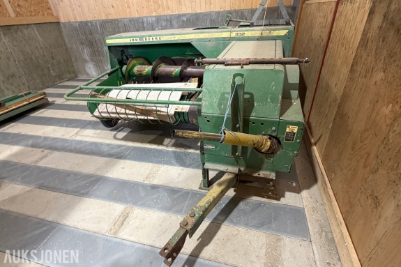 John Deere E0332 Firkantpresse - traktormontert - med pickup