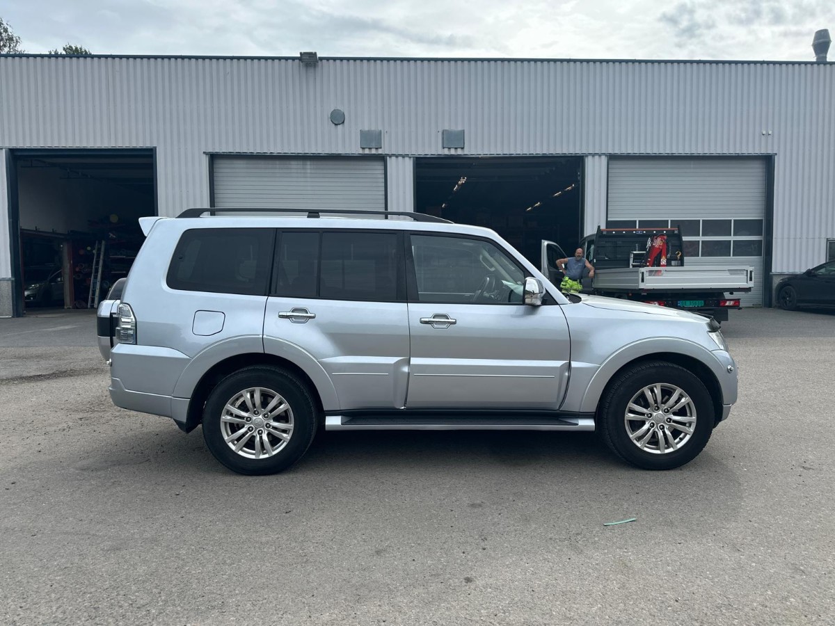 2015 Mitsubishi Pajero 3.2 DI-D 200 hk 4WD – Automat – 2 seter – Hengerfeste