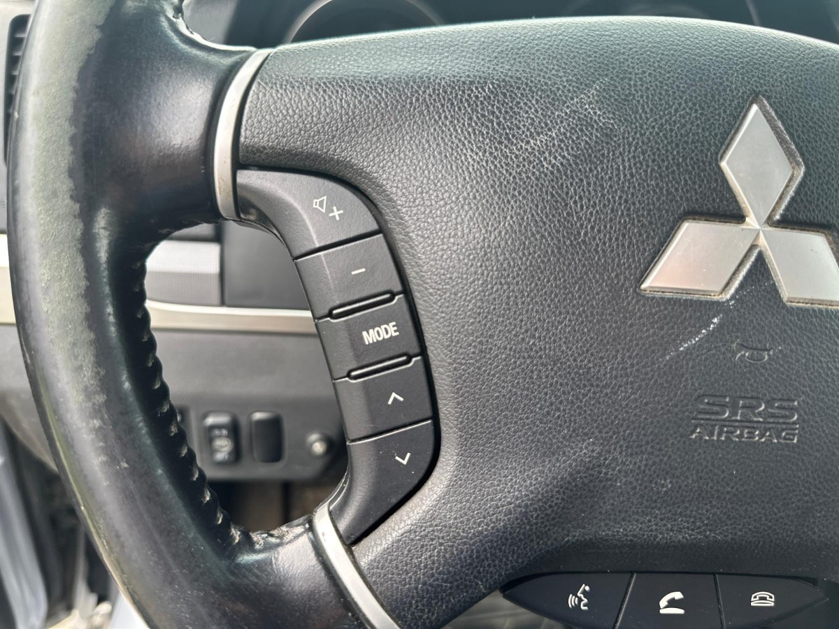 2015 Mitsubishi Pajero 3.2 DI-D 200 hk 4WD – Automat – 2 seter – Hengerfeste