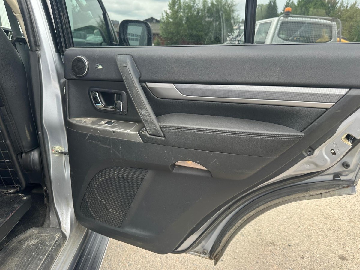 2015 Mitsubishi Pajero 3.2 DI-D 200 hk 4WD – Automat – 2 seter – Hengerfeste