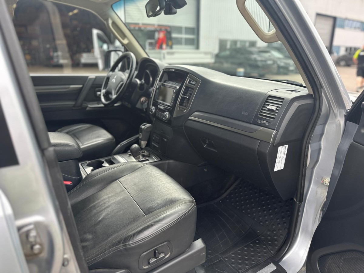 2015 Mitsubishi Pajero 3.2 DI-D 200 hk 4WD – Automat – 2 seter – Hengerfeste