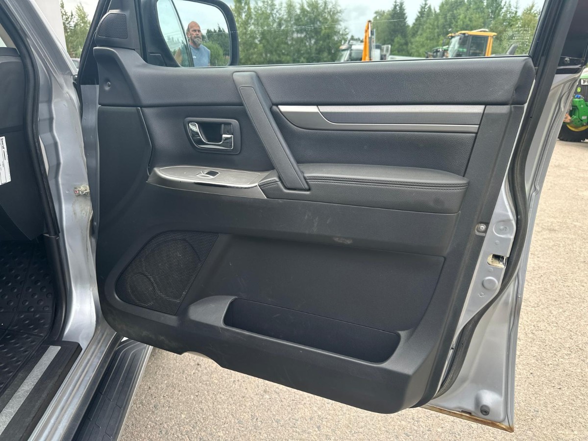 2015 Mitsubishi Pajero 3.2 DI-D 200 hk 4WD – Automat – 2 seter – Hengerfeste