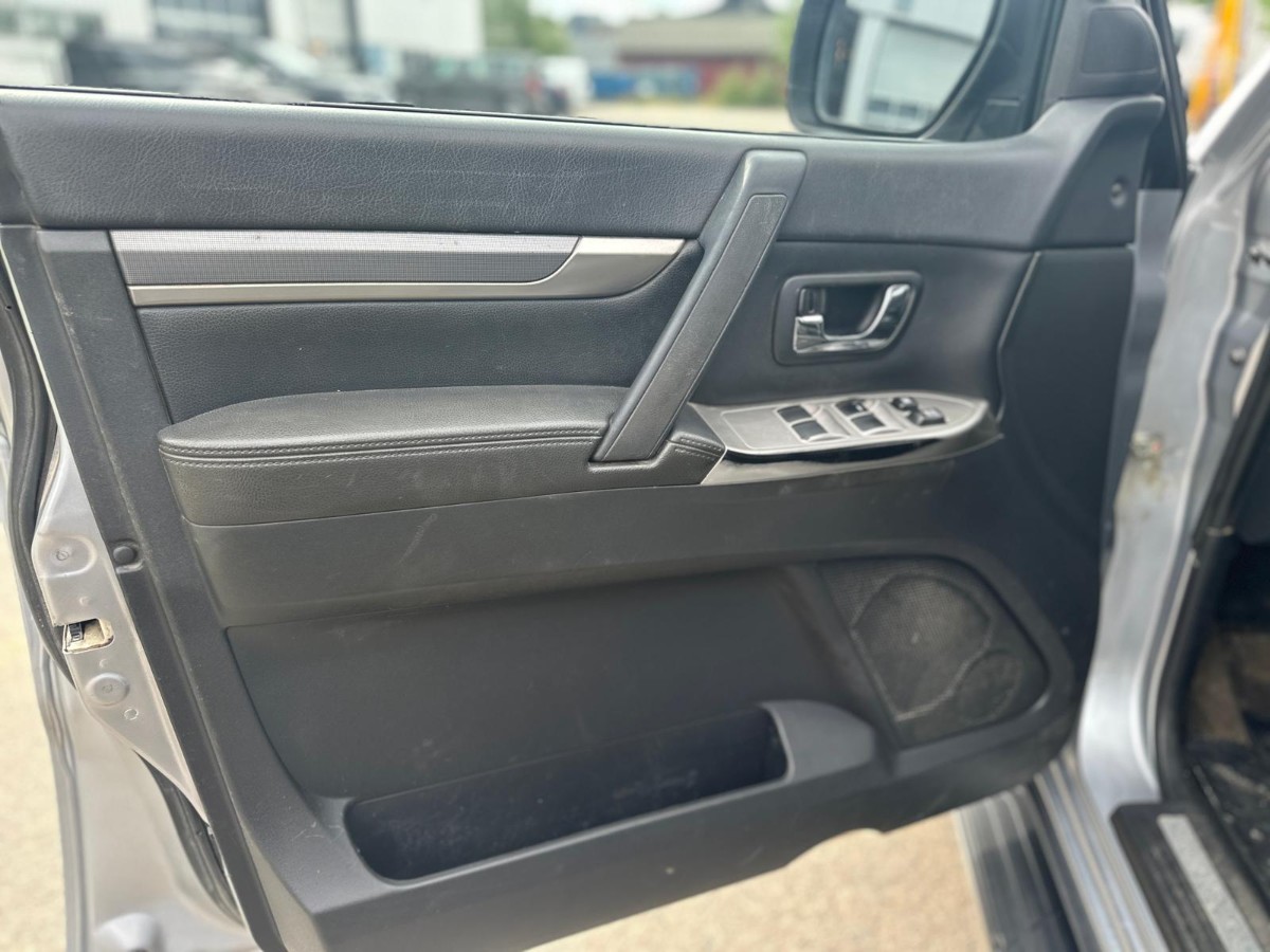 2015 Mitsubishi Pajero 3.2 DI-D 200 hk 4WD – Automat – 2 seter – Hengerfeste