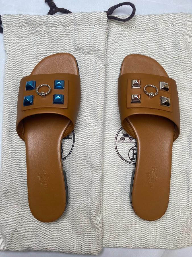 TOLLAUKSJON - Hermes Dune Tan Leather Flat Sandal