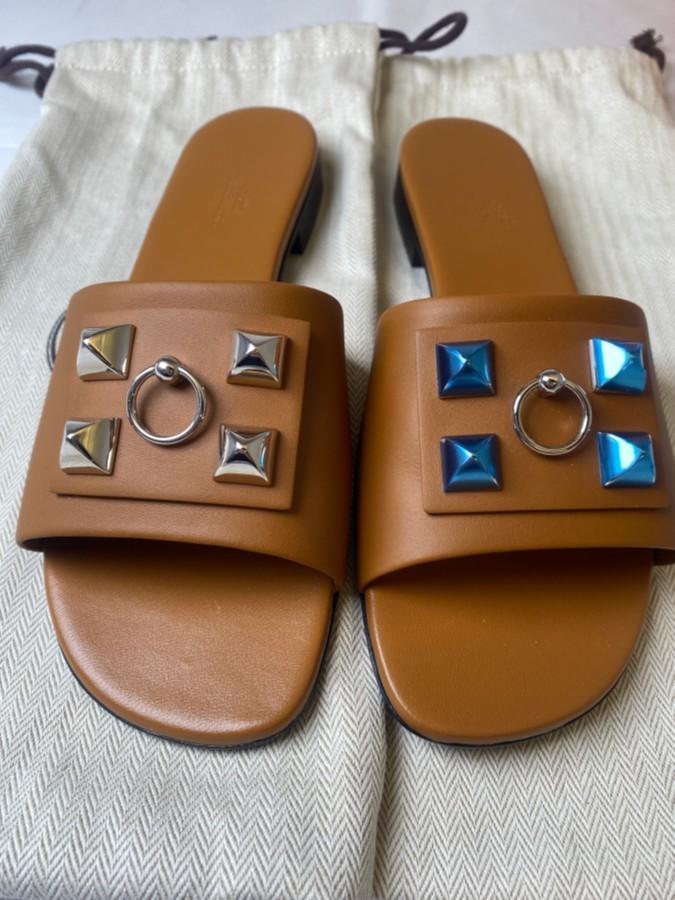 TOLLAUKSJON - Hermes Dune Tan Leather Flat Sandal